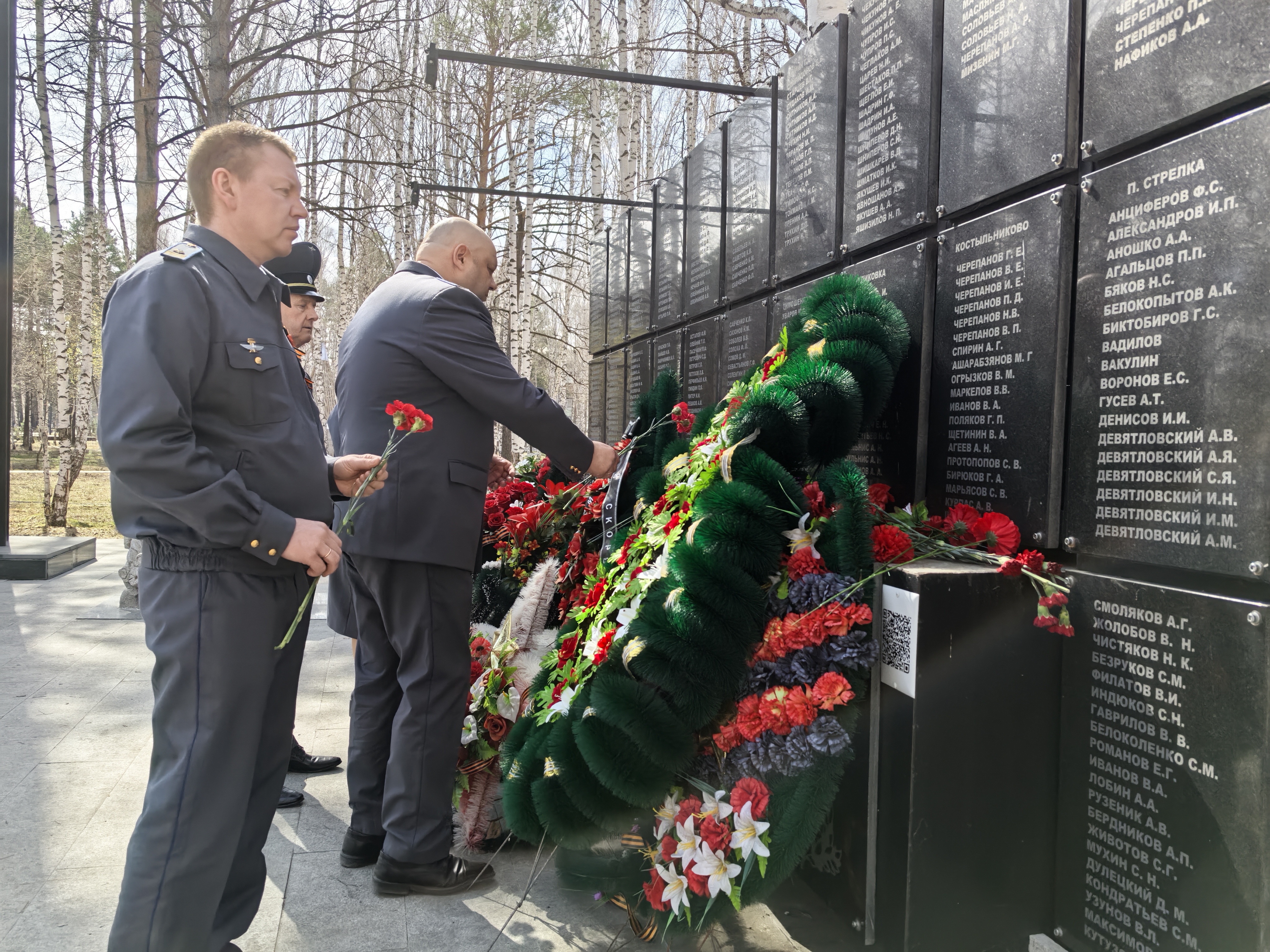 Церемония возложения цветов у памятника Памяти погибших в годы Великой Отечественной Войны